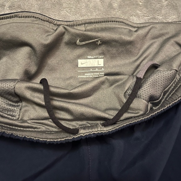 Vintage Navy blue Nike shorts with lining - Picture 5 of 5